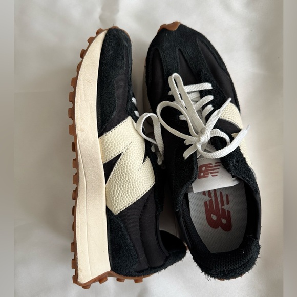 New Balance 327 Black and White Athletic Shoes - Picture 8 of 10